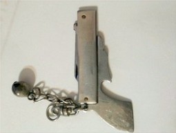 白云機(jī)場(chǎng)3號(hào)安檢門通道探測(cè)發(fā)現(xiàn)掛飾小刀[圖]