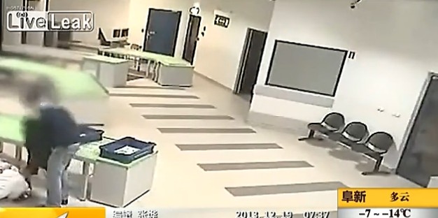 波蘭機(jī)場(chǎng)安檢門檢測(cè)員快速接住墜落嬰兒[圖]