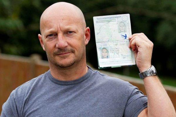 英國光頭男子拿錯(cuò)護(hù)照順利通過機(jī)場安檢門通道登機(jī)[圖]