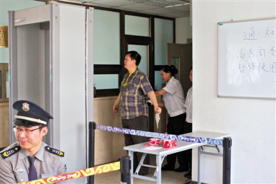 北大語(yǔ)文閱卷點(diǎn)老師上廁所需二次過(guò)CS5000型進(jìn)口安檢門(mén)[圖]