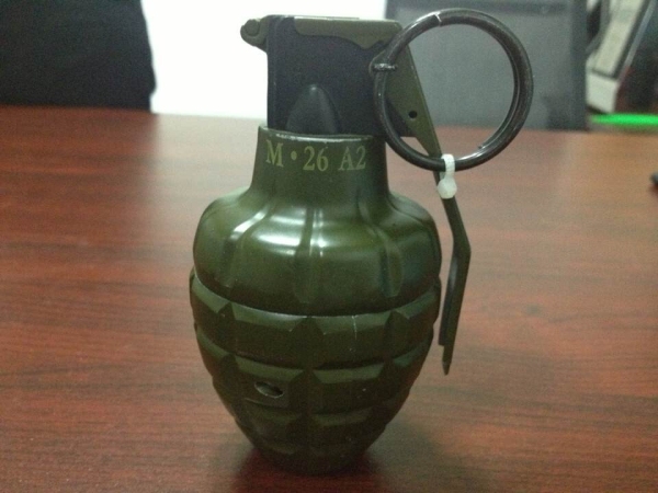 機(jī)場(chǎng)安檢機(jī)檢測(cè)標(biāo)準(zhǔn)高   新疆博樂(lè)發(fā)現(xiàn)手雷式打火機(jī)[圖]